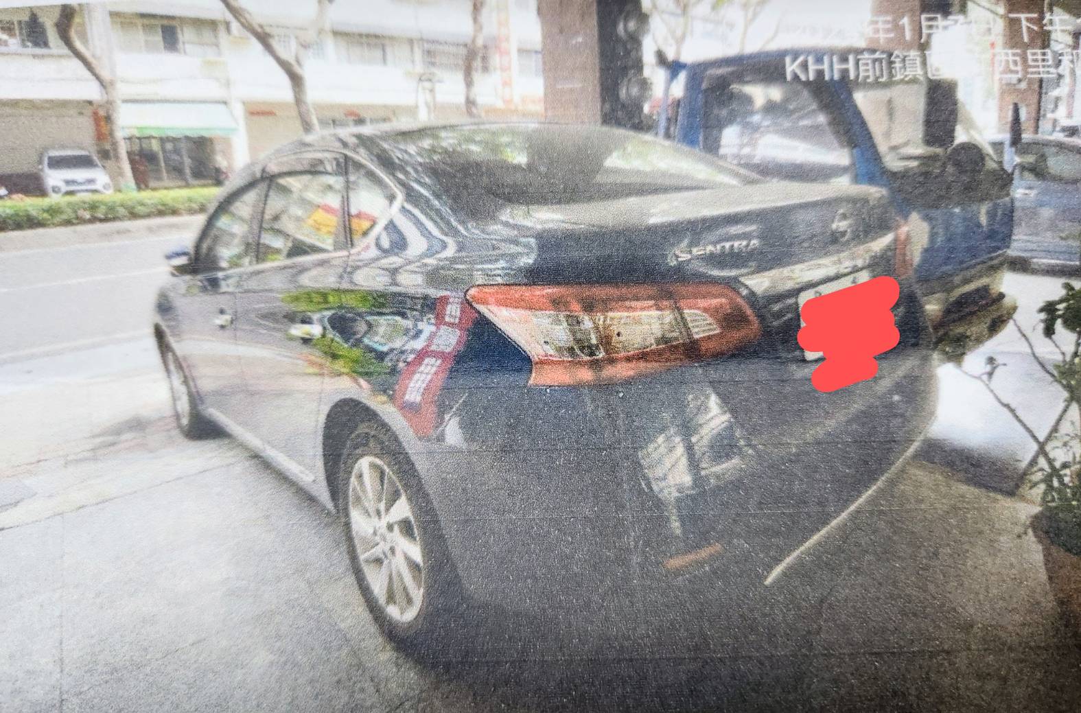 透天厝騎樓停放汽車